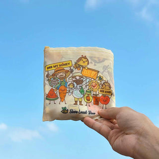 Looking for a stylish and eco-friendly way to carry your shopping essentials? Save Local Bees eco-friendly foldable bag is definitely the best choice! This reusable bag is lightweight and practical, easy to open and fold for convenient carrying. Make a difference by using eco-bags instead of plastic bags to help protect the environment. Don’t forget the creative illustrations of “FunBee” & her friends on the bag too! Let’s grab your bag and bring FunBee with you on every journey!