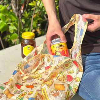 Looking for a stylish and eco-friendly way to carry your shopping essentials? Save Local Bees eco-friendly foldable bag is definitely the best choice! This reusable bag is lightweight and practical, easy to open and fold for convenient carrying. Make a difference by using eco-bags instead of plastic bags to help protect the environment. Don’t forget the creative illustrations of “FunBee” & her friends on the bag too! Let’s grab your bag and bring FunBee with you on every journey!